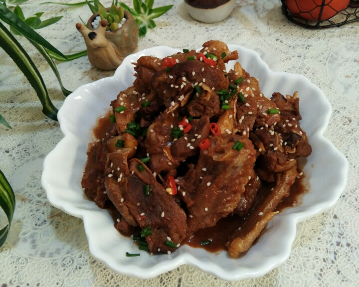 红腐乳焖鸭肉的做法