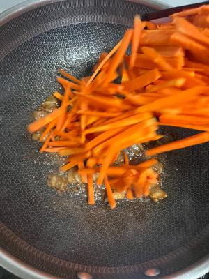 下饭神器，青红椒丝炒胡萝卜丝的做法 步骤8