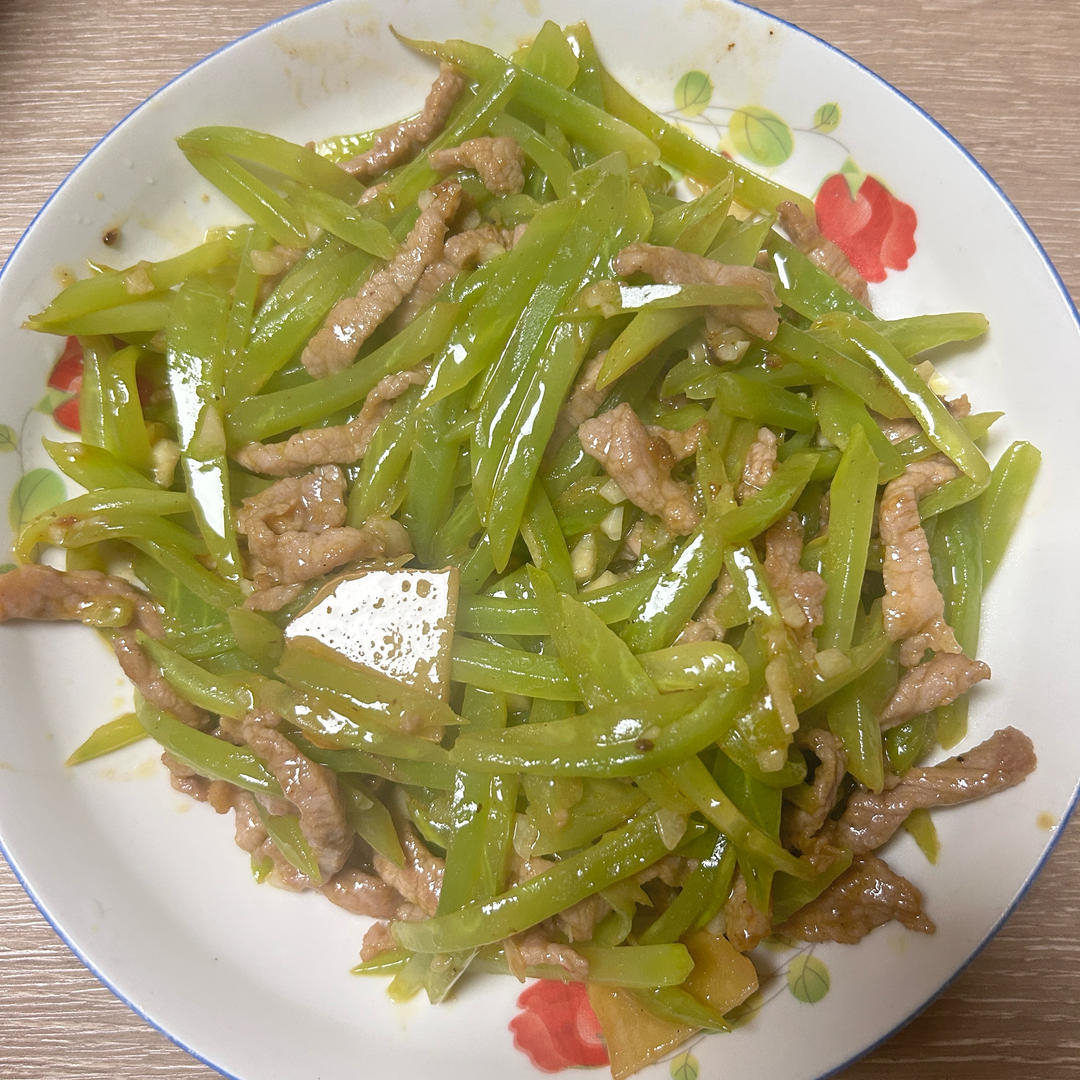 清爽解腻巨下饭的莴笋炒肉丝！