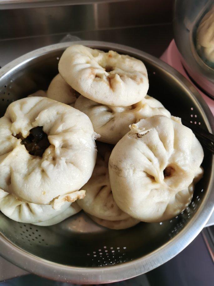 抹嘴的茄子馅包子，酱香味儿香掉眉毛-视频
