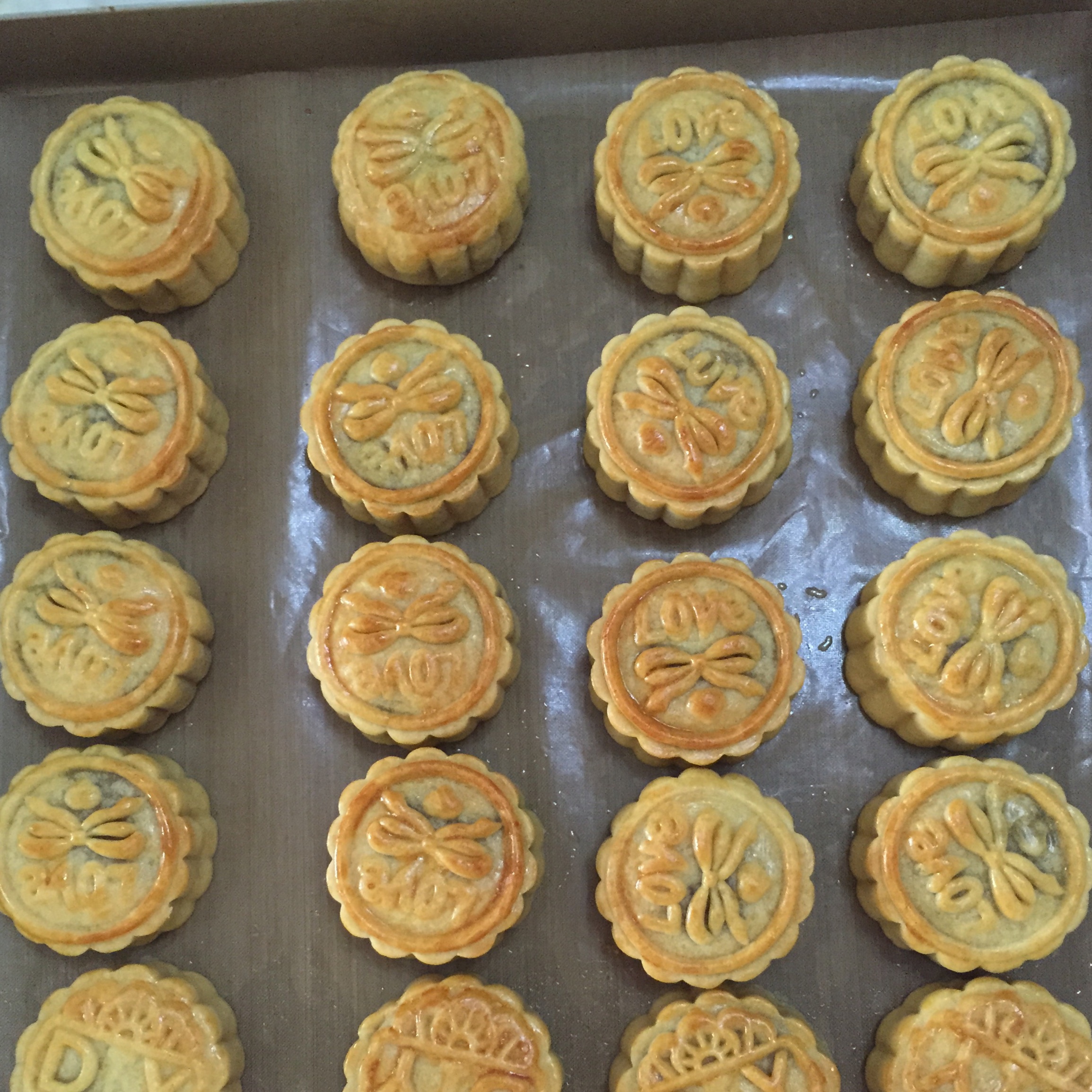 广式月饼—蛋黄莲蓉月饼
