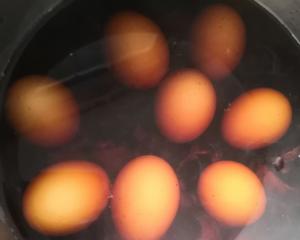 立夏——核桃壳煮鸡蛋的做法 步骤3