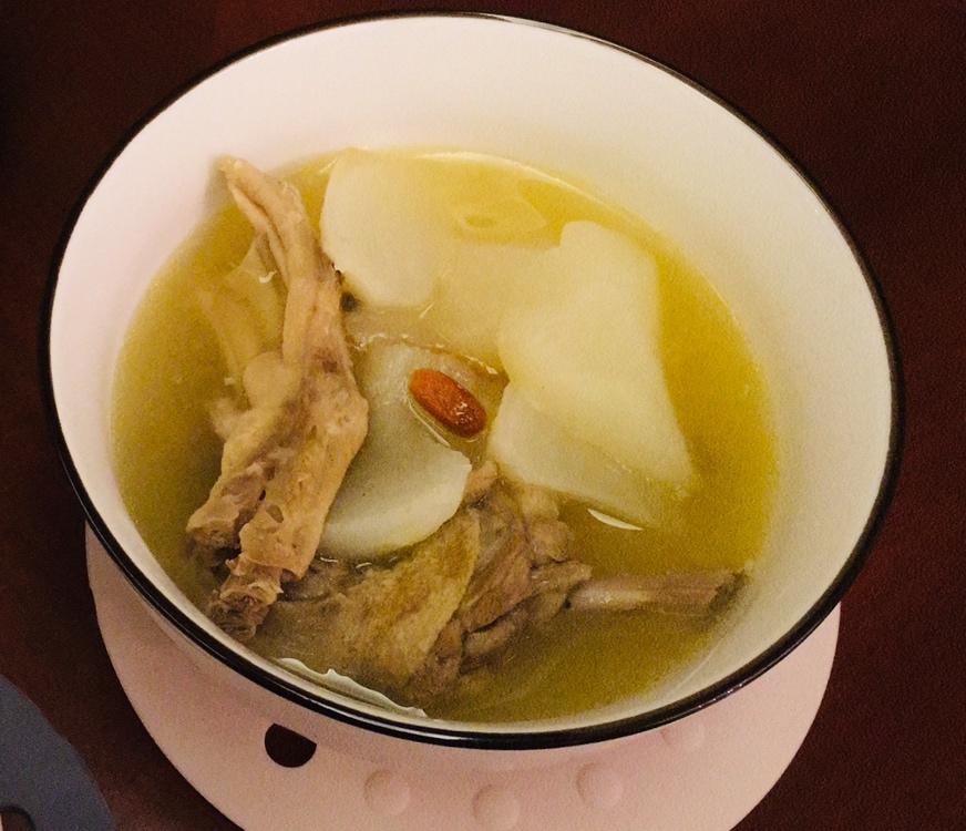 厨师长教你：“老鸭萝卜汤”的家常做法，天气冷了很适合老人孩子