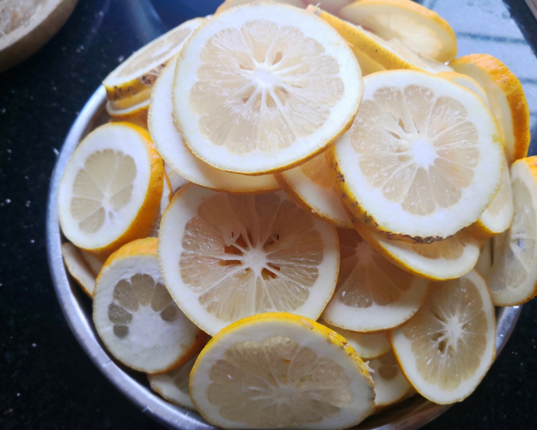 冰糖陈皮炖柠檬的做法 步骤3
