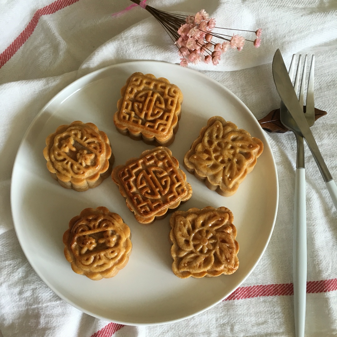广式月饼—蛋黄莲蓉月饼