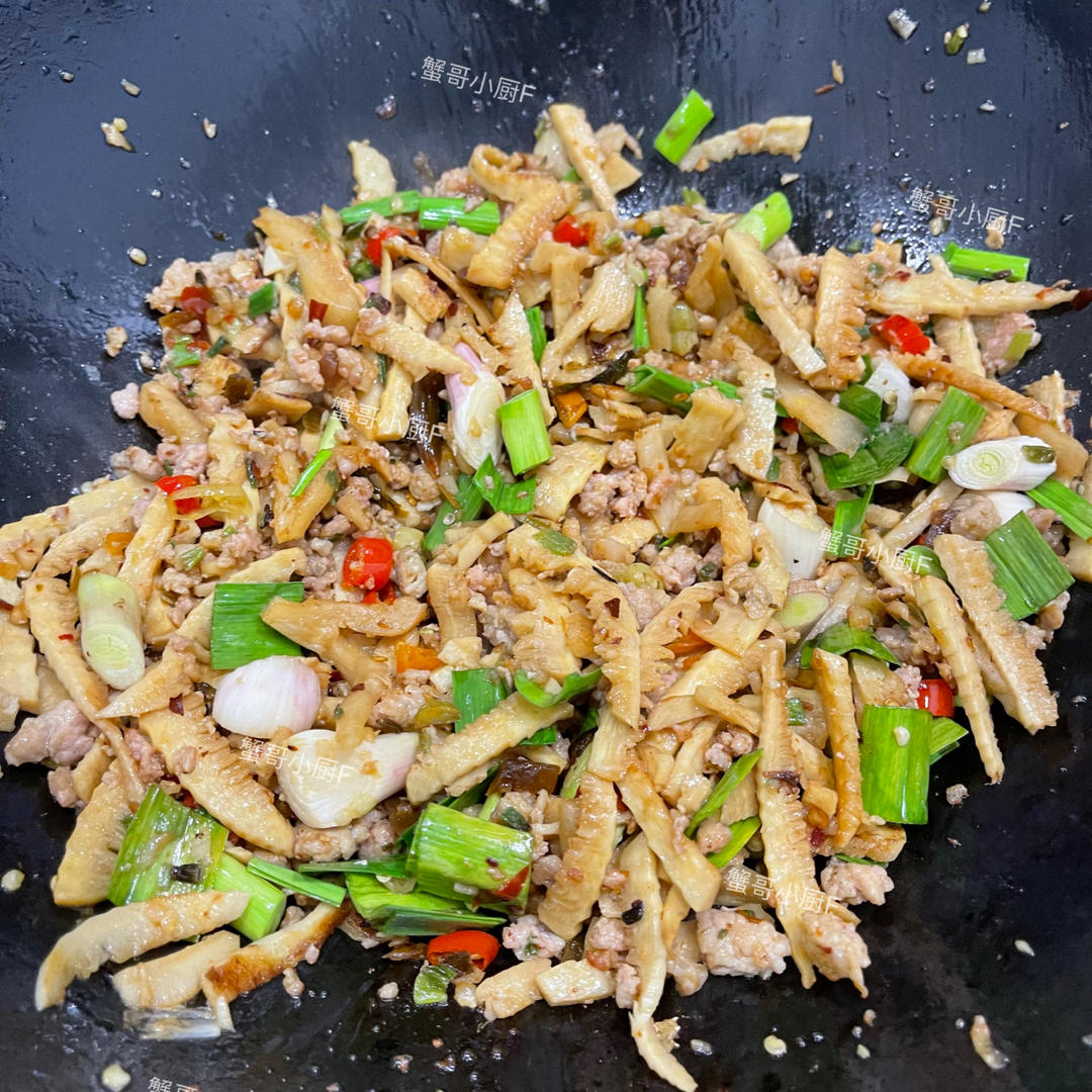 双椒肉末炒笋丝，超级下饭的炒笋，笋的做法