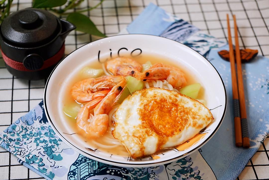 营养美味的鲜虾丝瓜鸡蛋面