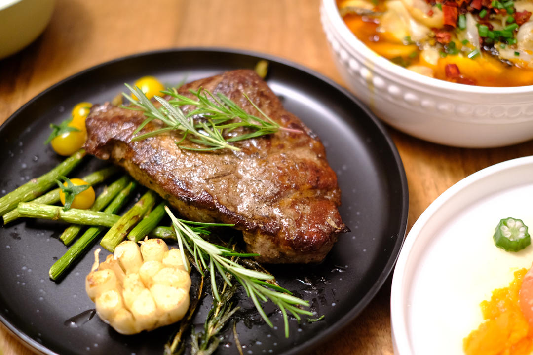 这些煎牛排的小技巧你们都会吗？