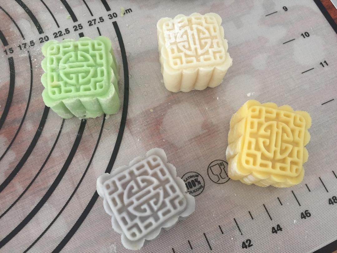 绿豆沙蛋黄冰皮月饼