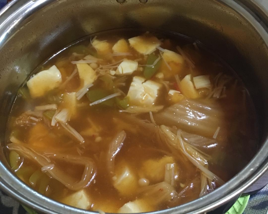 辣白菜青椒金针磨豆腐汤的做法