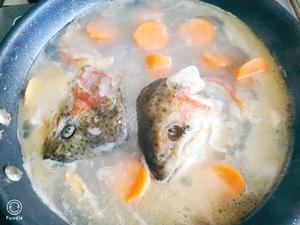 三文鱼头汤的做法 步骤3