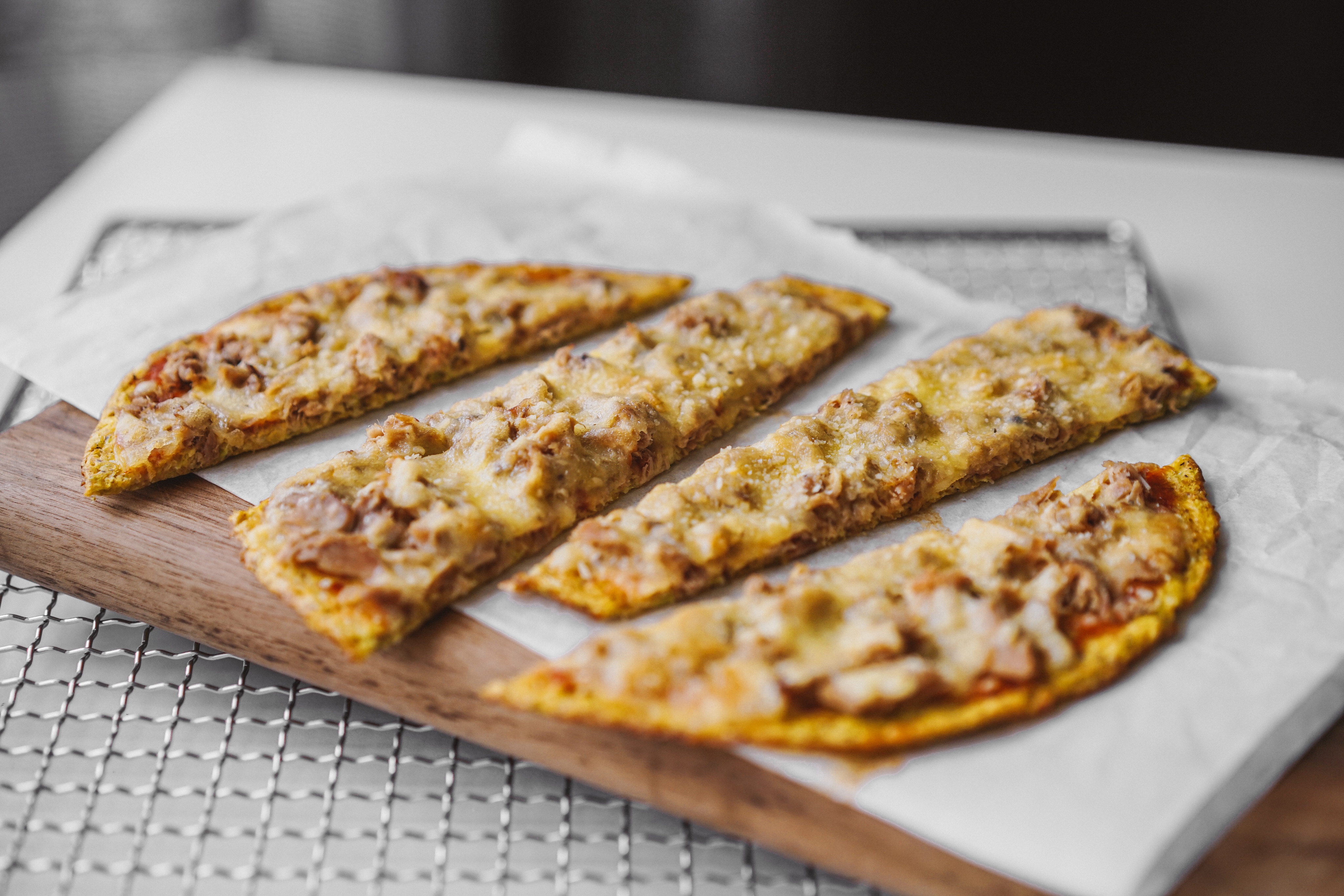 低卡无粉‼️包菜饼底🍕金枪鱼薄脆披萨🍕的做法