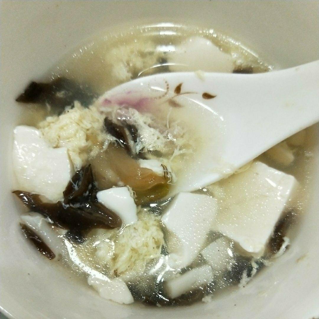 鲜掉眉毛的菌菇豆腐汤