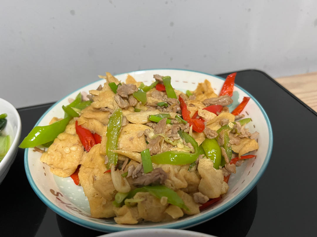 杭椒炒豆腐串～家常菜