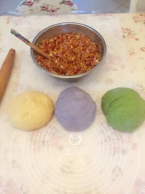 蔬菜司康 紫甘蓝 菠菜 胡萝卜 利用包饺子剩余的面团的做法 步骤1