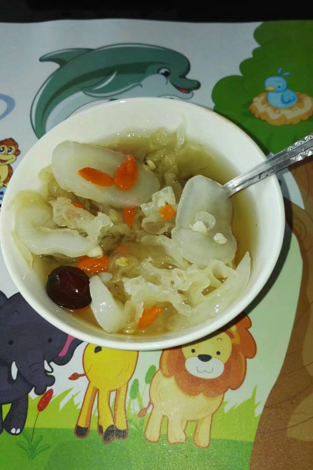 海底椰银耳百合莲子糖水