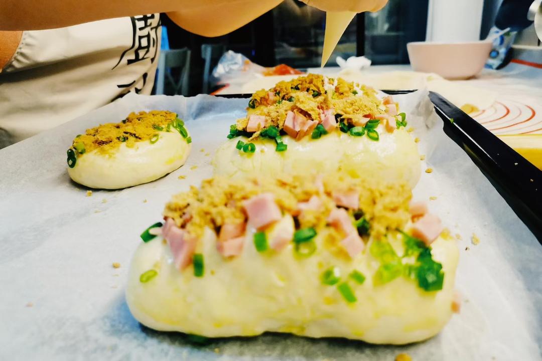 香葱烤肠肉松面包