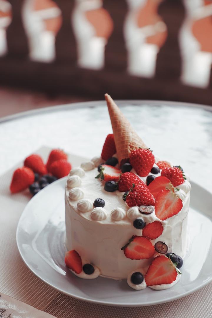 草莓装饰奶油蛋糕