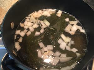 日式三文鱼味噌汤的做法 步骤6