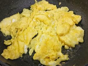 桃胶炒鸡蛋的做法 步骤6