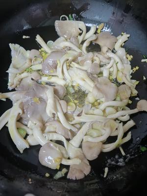 秀珍菇炒鸡蛋火腿的做法 步骤10