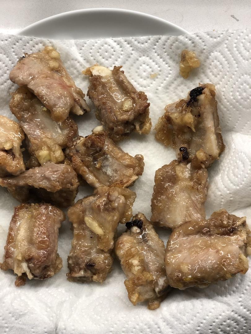 我家排骨从不红烧，加一些大蒜，出锅香喷喷，孩子吃完舔手指