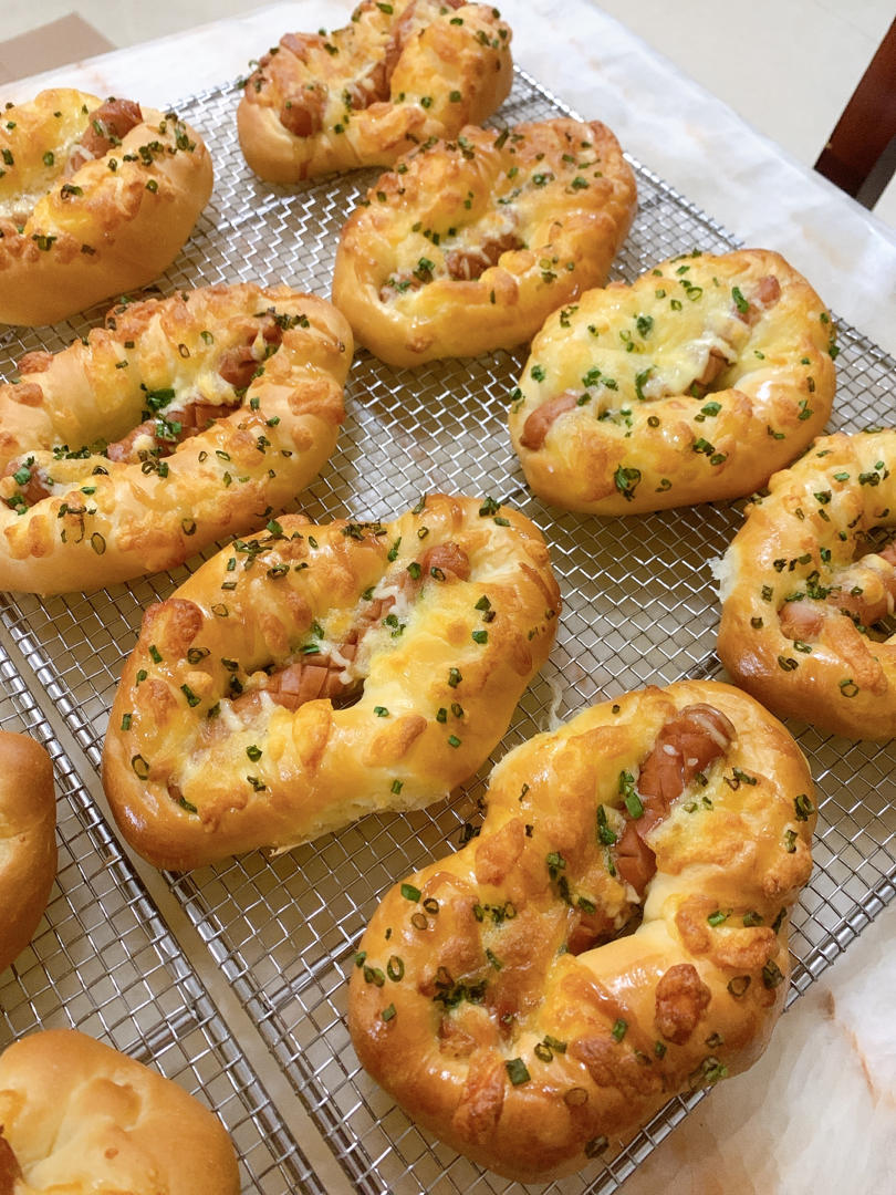 小雪烘焙屋做的花样热狗面包