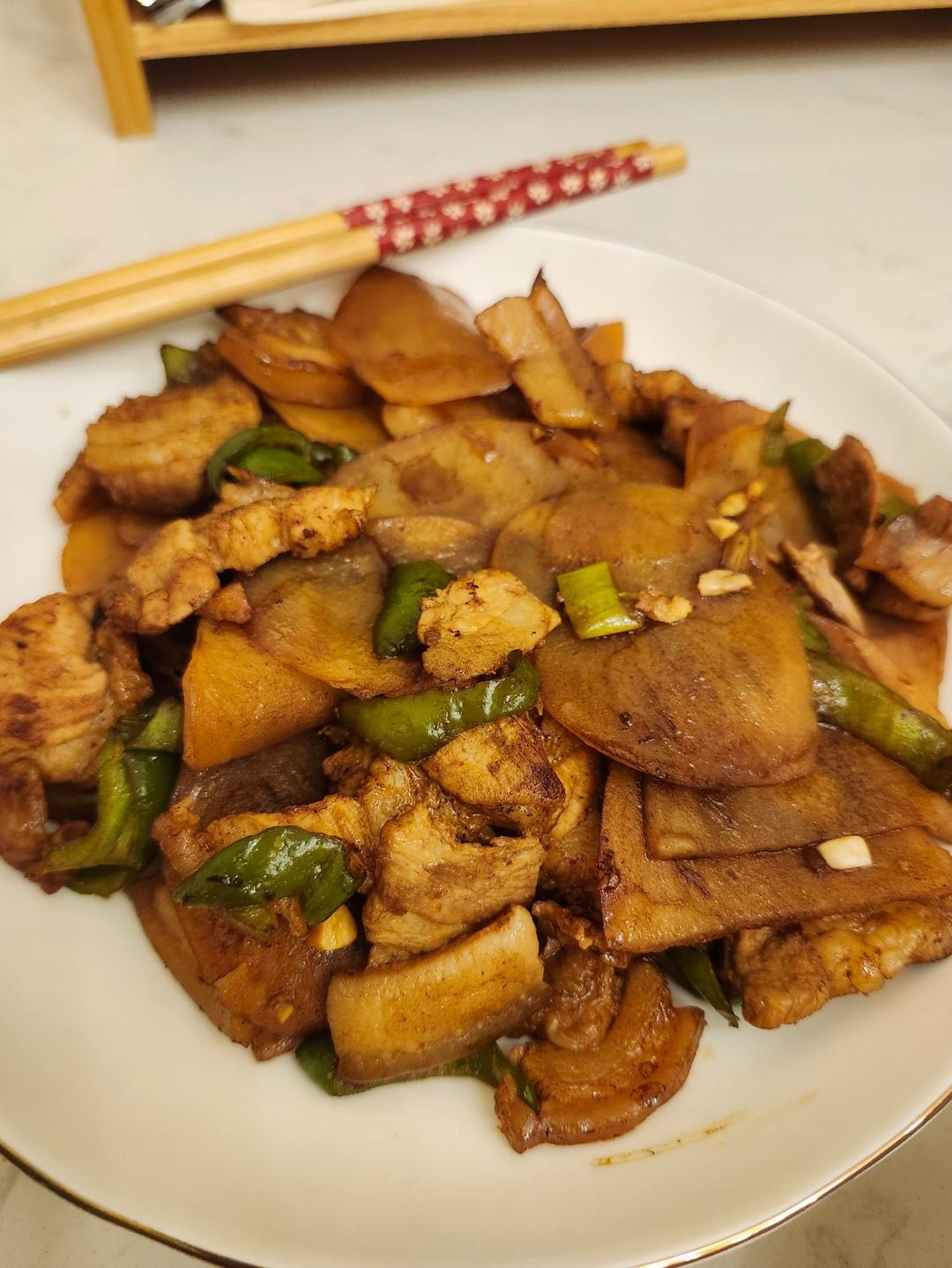 五花肉干煸土豆片