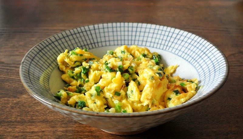 鸡蛋的各种演绎法：香葱炒蛋的做法