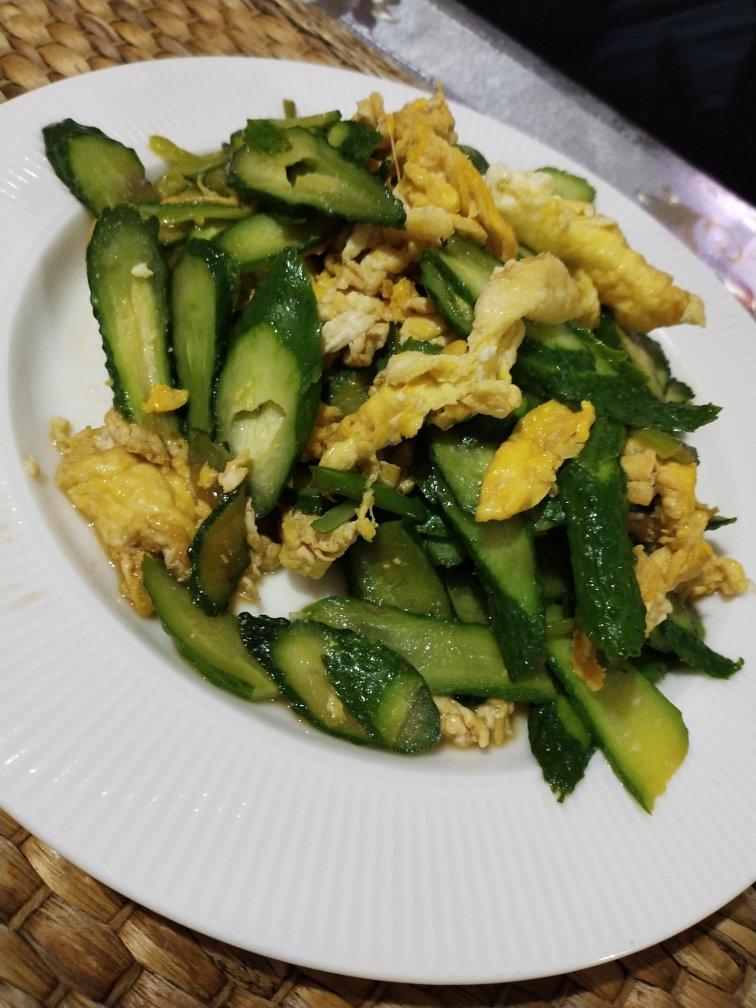 〈黄瓜炒鸡蛋〉，简单版。欣小厨 😉
