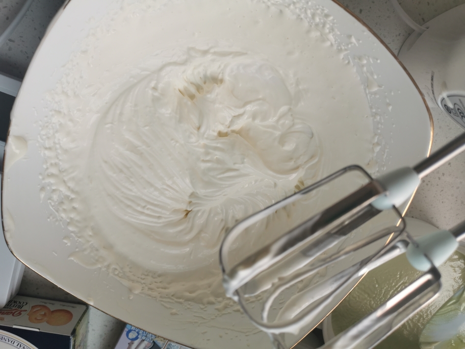 古茗芝士抹茶的变身魔法——免烤箱的杯子蛋糕的做法 步骤4