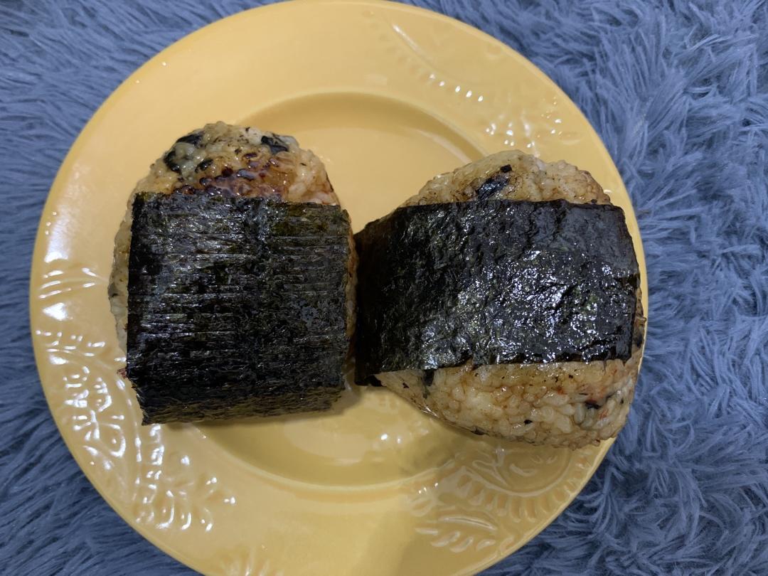 剩米饭的神仙吃法，肉松酱油烤饭团，平底锅就能做哦～