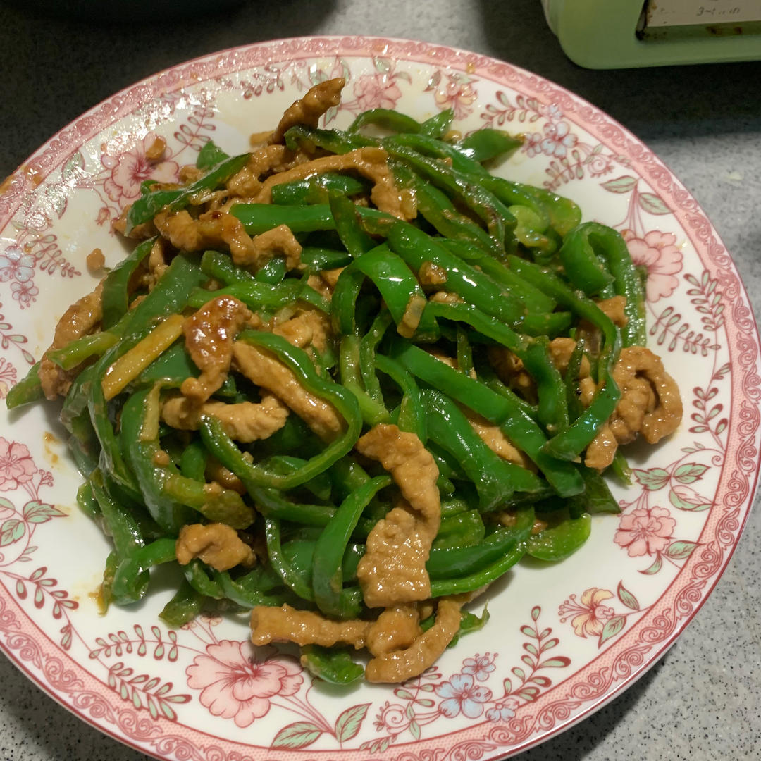 经典的家常菜，青椒炒肉丝，简单的食材也能做出如此美味